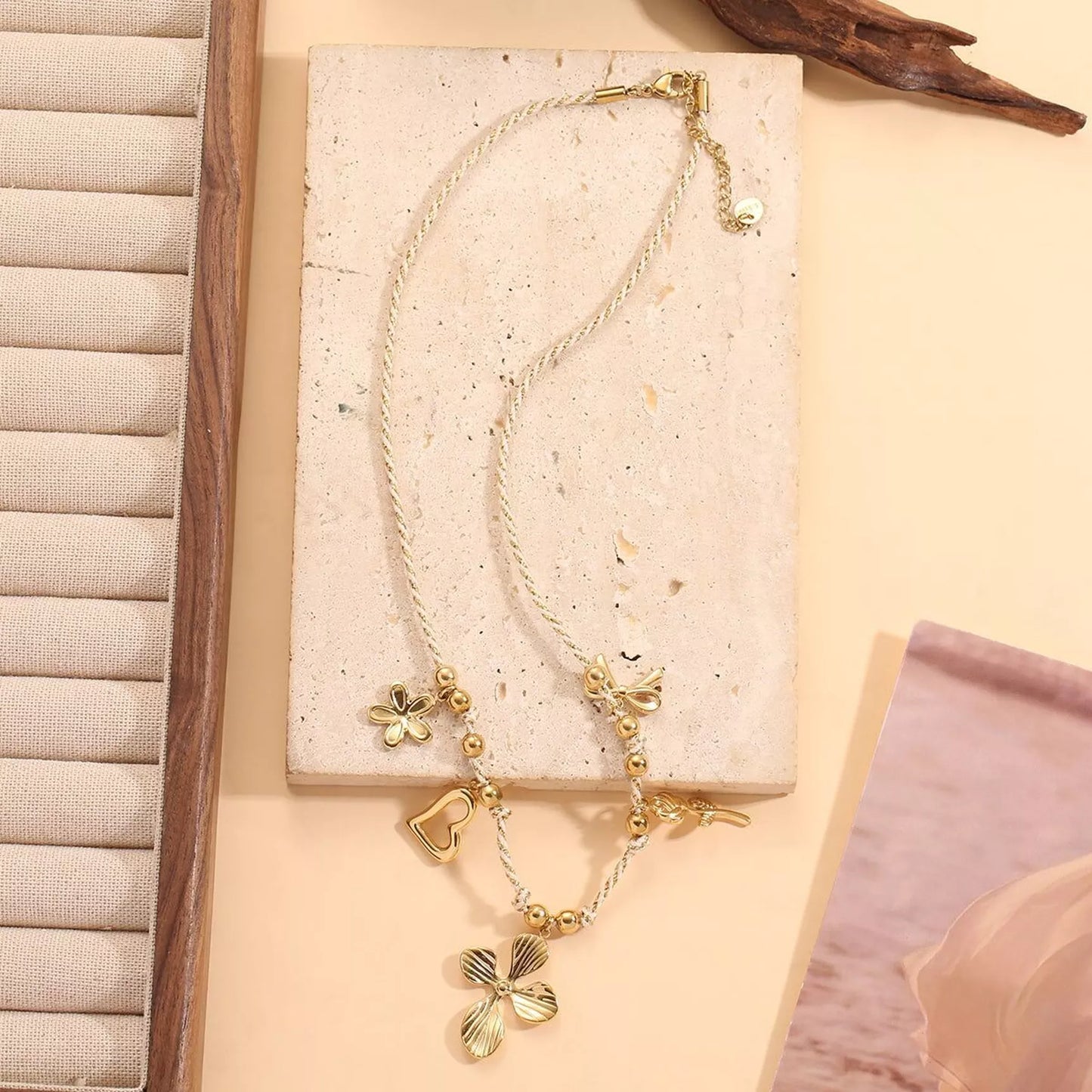 Collier fil blanc et charms