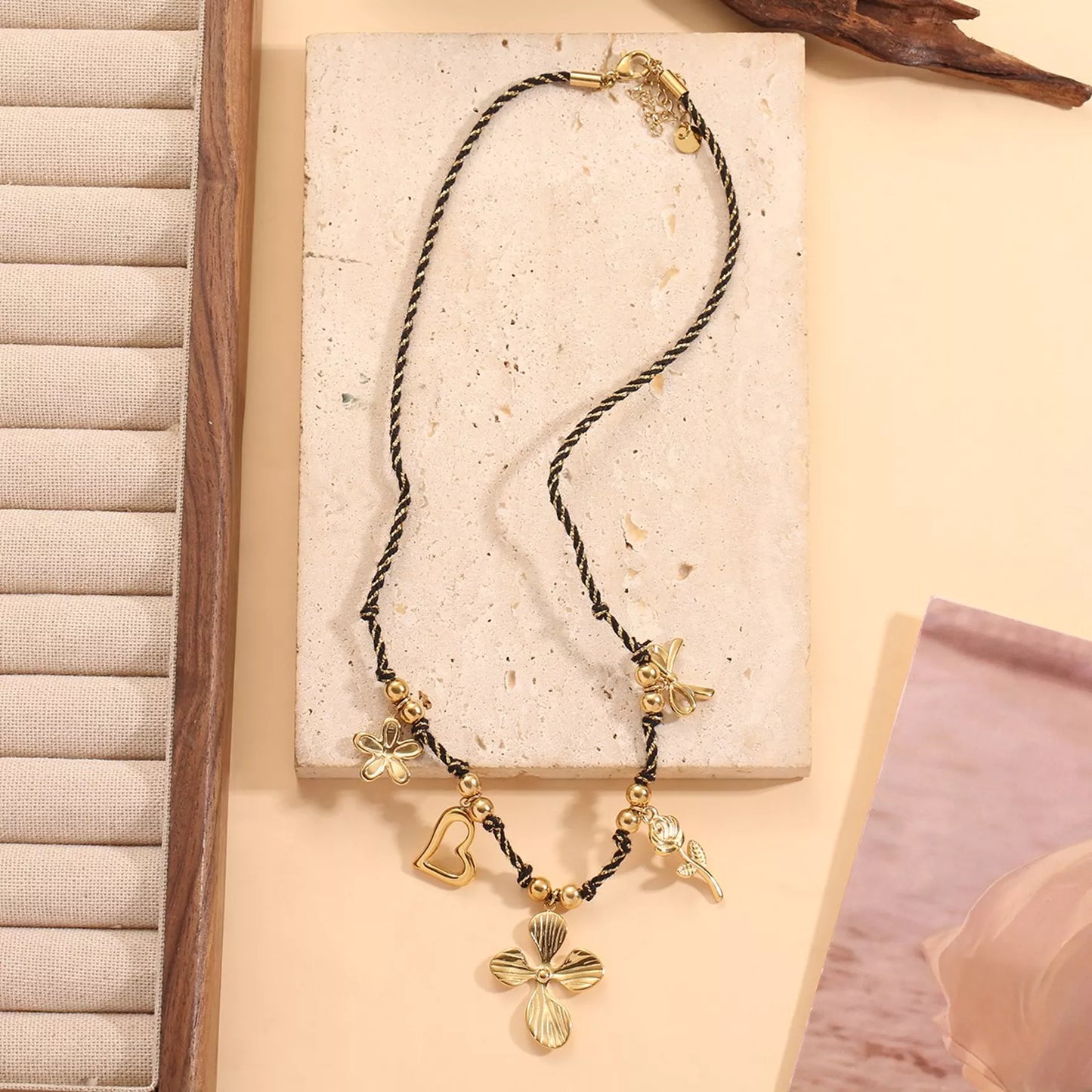 Collier fil noir et charms